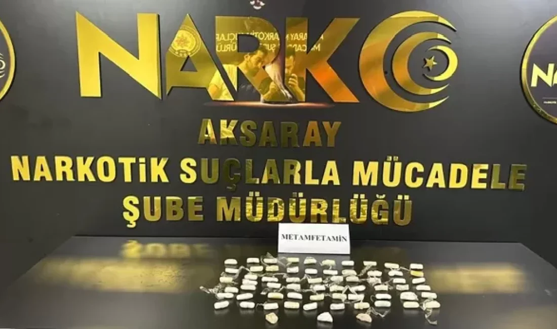 Aksaray’da polis ekiplerince gözaltına alınan 3 uyuşturucu kuryesinin, yakalanacaklarını anlayınca