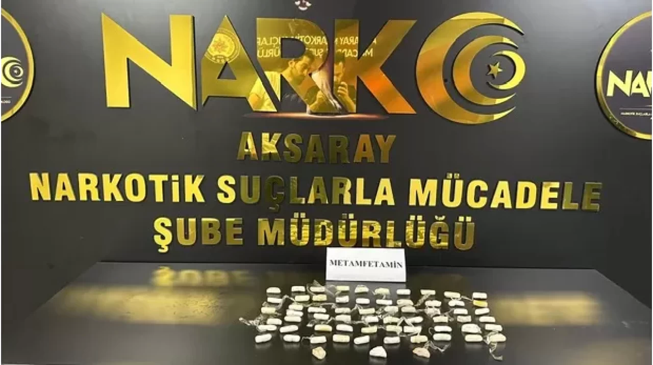 Aksaray’da polis ekiplerince gözaltına alınan 3 uyuşturucu kuryesinin, yakalanacaklarını anlayınca
