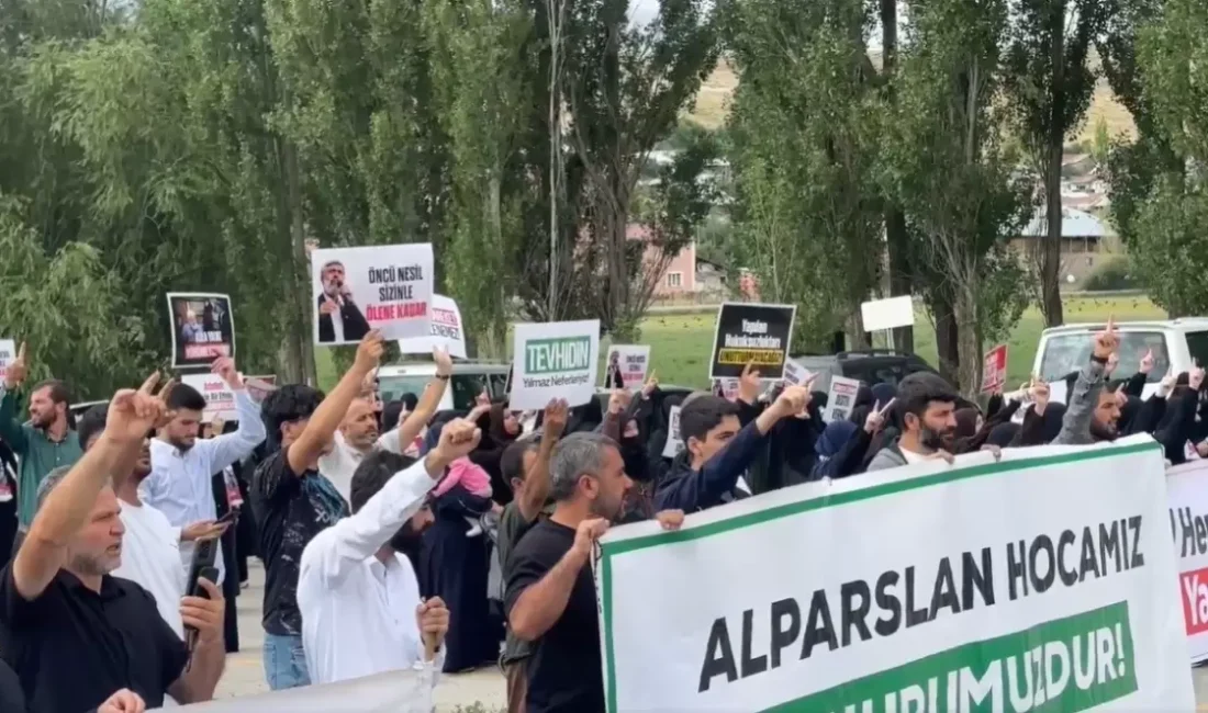 Erzurum'daki Dumlu Ceza İnfaz Kurumları Kampüsü önünde toplanan Alparslan Kuytul