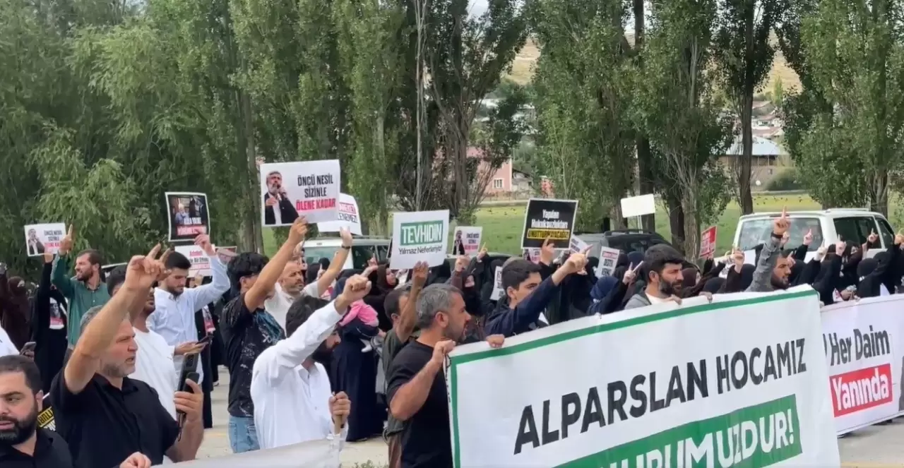 Erzurum'daki Dumlu Ceza İnfaz Kurumları Kampüsü önünde toplanan Alparslan Kuytul