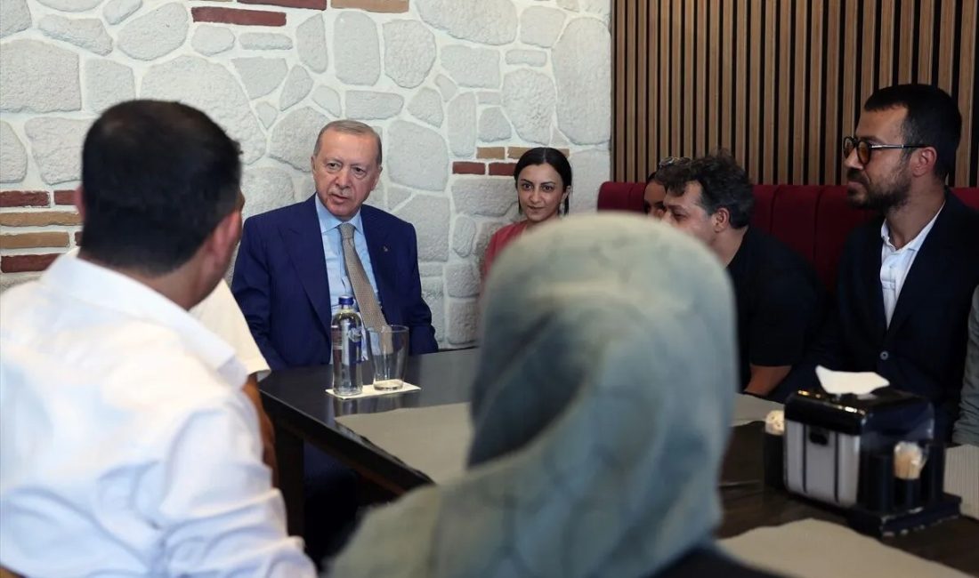 Cumhurbaşkanı Recep Tayyip Erdoğan, İstanbul Üsküdar'a bağlı Çengelköy'de vatandaşlar ve
