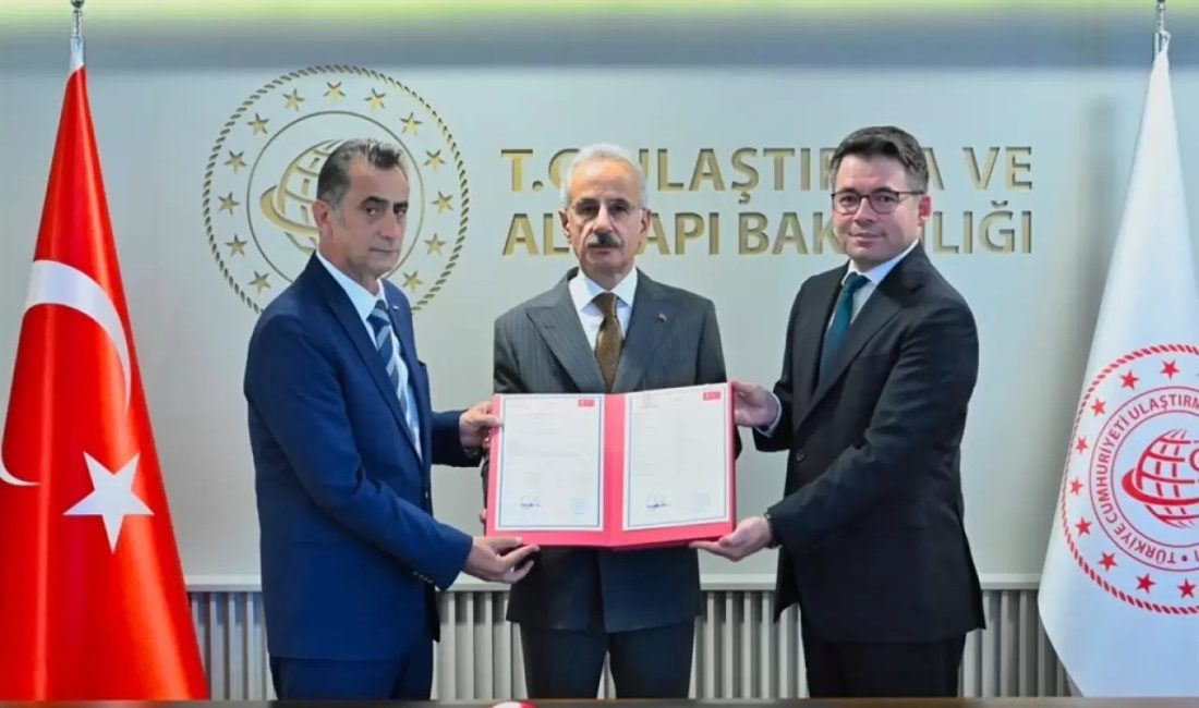 Ulaştırma ve Altyapı Bakanı Abdülkadir Uraloğlu, TÜRASAŞ tarafından üretilen yerli