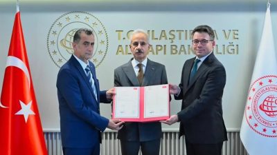 Ulaştırma ve Altyapı Bakanı Abdülkadir Uraloğlu, TÜRASAŞ tarafından üretilen yerli