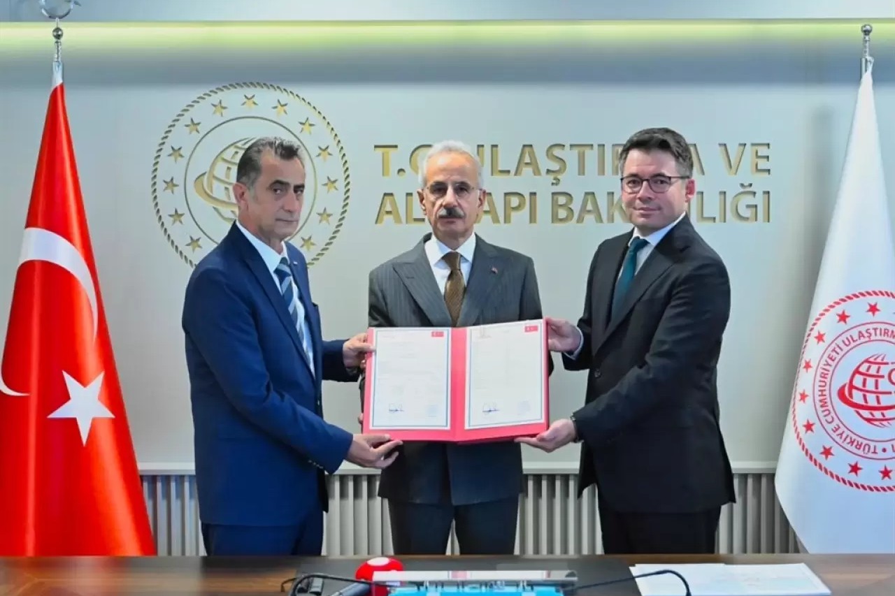 Ulaştırma ve Altyapı Bakanı Abdülkadir Uraloğlu, TÜRASAŞ tarafından üretilen yerli