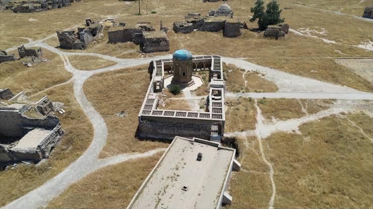 Kerkük Kalesi’nin en dikkat çekici anıtlarından Gök Kümbet, yüzyılların yorgunluğuyla