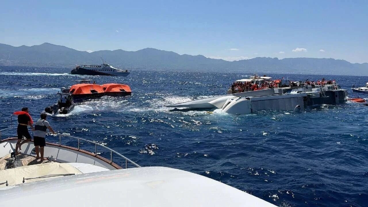 KKTC Başbakanı Ünal Üstel, Girne açıklarında alabora olan katamaran tipi