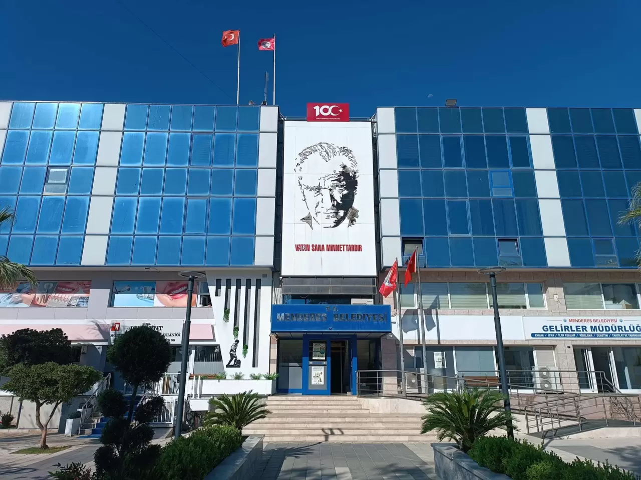 İzmir Cumhuriyet Başsavcılığı tarafından Menderes Belediyesi'ne yönelik yürütülen yolsuzluk ve