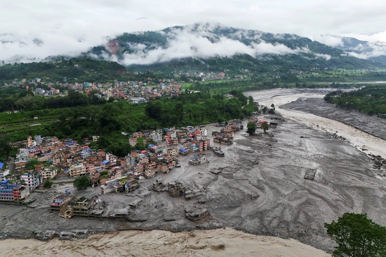 Nepal'in Çin sınırına yakın Rasuwa bölgesi ve çevresinde meydana gelen