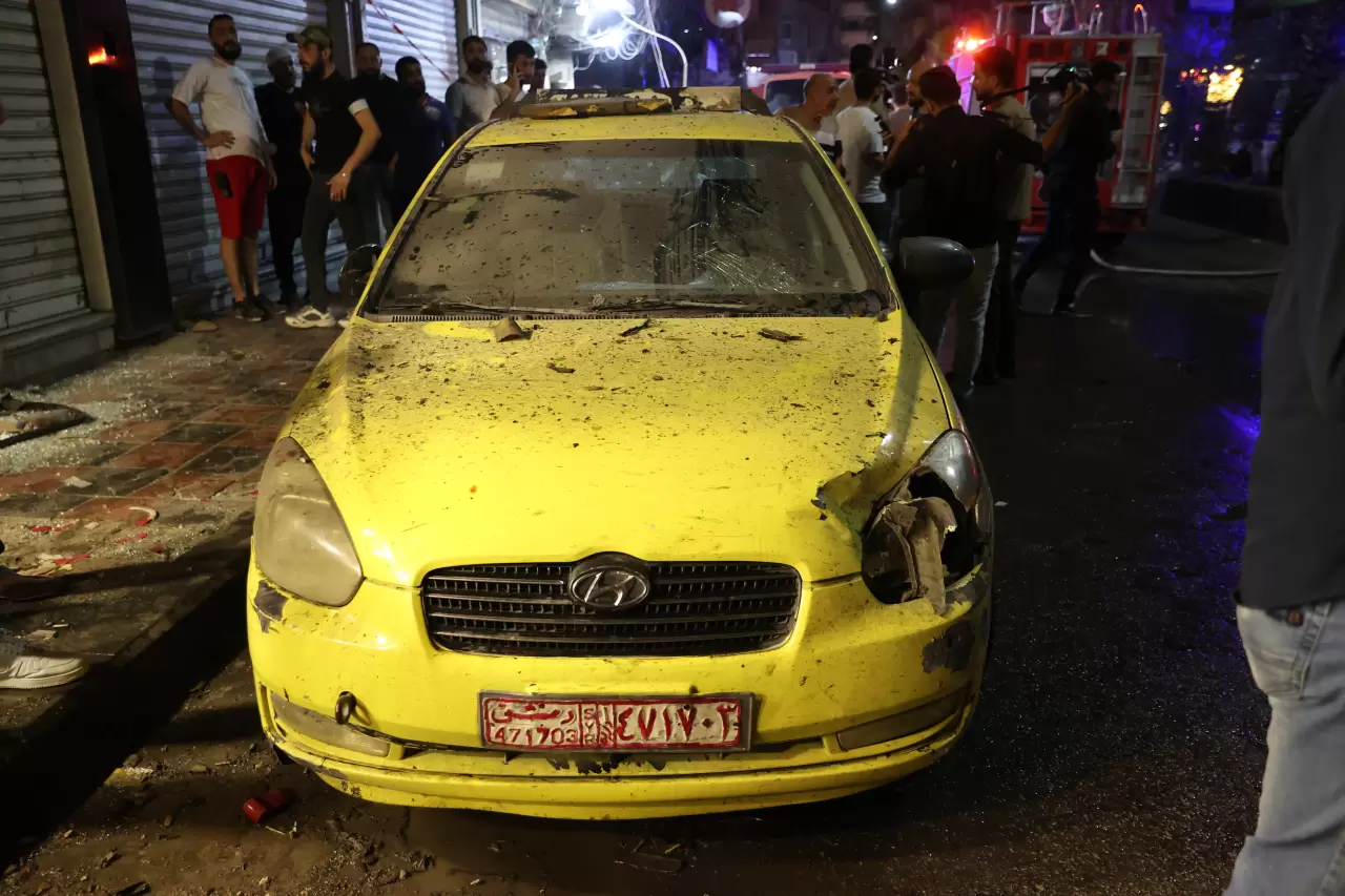 Suriye’nin başkenti Şam’ın Ceramana Mahallesi’nde bir yolcu aracına tuzaklanan el