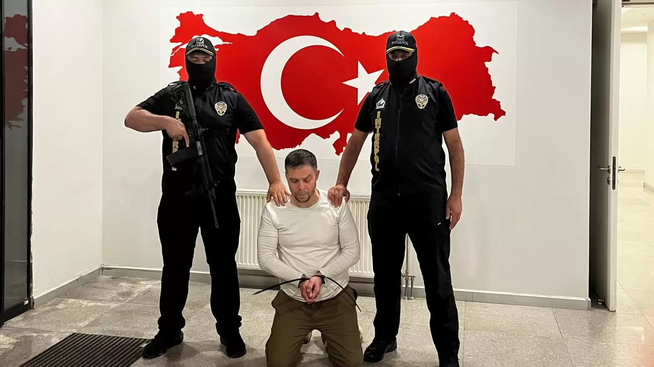 Hakkında kırmızı bültenle arama kararı bulunan ve 33 ayrı suçtan