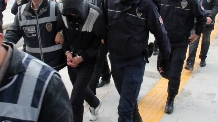 Manisa'nın Soma ilçesinde, sahte internet siteleri üzerinden dolandırıcılık yapan ve
