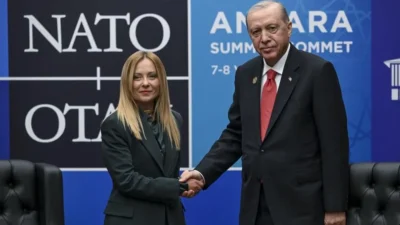 İtalya'da son 80 yılın en uzun ömürlü hükümetine liderlik ederek