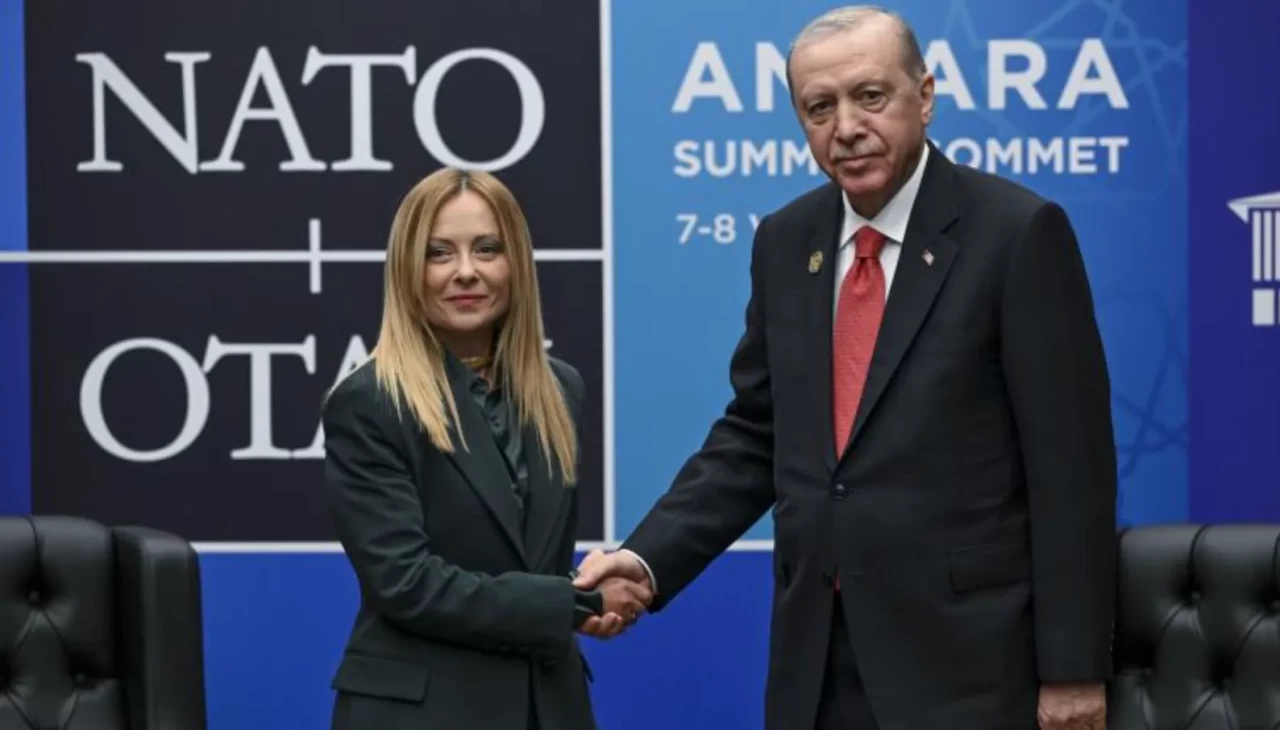 İtalya'da son 80 yılın en uzun ömürlü hükümetine liderlik ederek