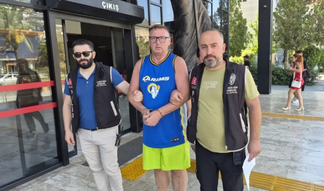 Antalya’nın Alanya ilçesinde kaldığı otelde çalışanlarla tartıştıktan sonra lobideki Türk