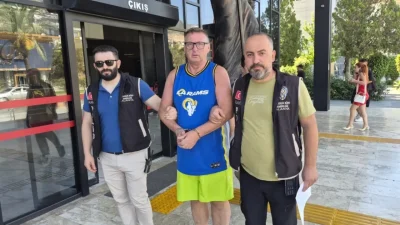 Antalya’nın Alanya ilçesinde kaldığı otelde çalışanlarla tartıştıktan sonra lobideki Türk