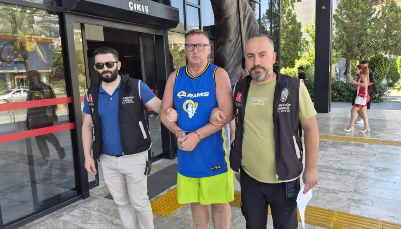 Antalya’nın Alanya ilçesinde kaldığı otelde çalışanlarla tartıştıktan sonra lobideki Türk