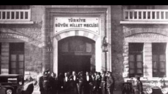 &nbsp; Ankara’nın başkent oluşunu yalnızca coğrafi şartlarla, askerî zorunluluklarla veya