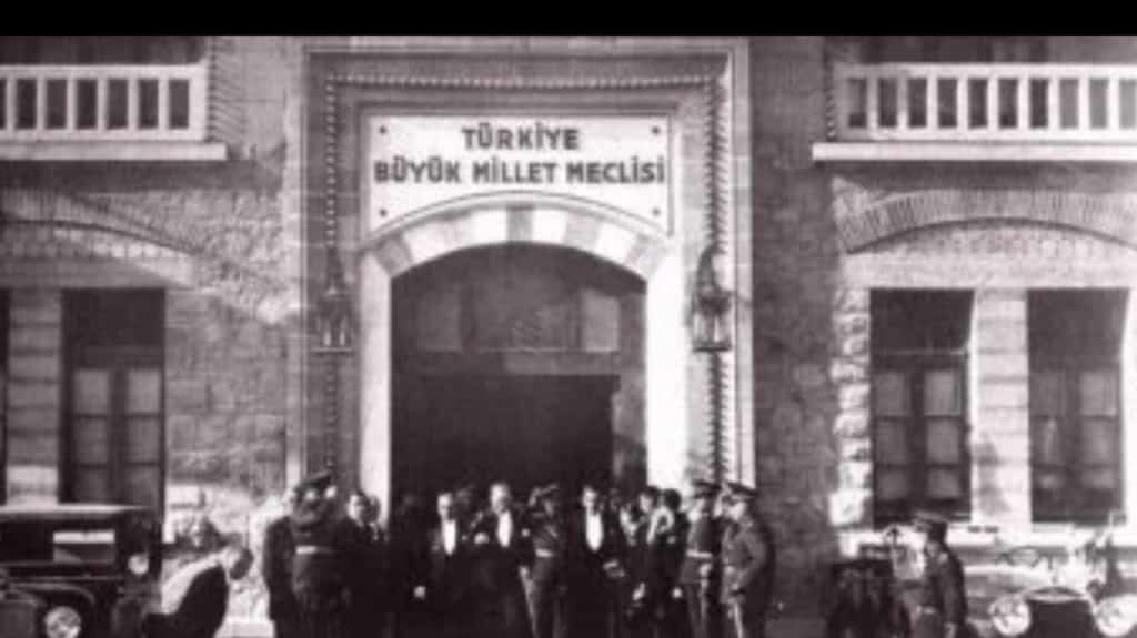 &nbsp; Ankara’nın başkent oluşunu yalnızca coğrafi şartlarla, askerî zorunluluklarla veya